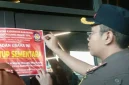 Petugas Satuan Polisi Pamong Praja (Satpol PP) Kabupaten Karawang memasang stiker pemberitahuan penutupan sementara pada lokasi Karawang Theatre Night Mart, Selasa (9/6/2026). Foto: Ist.