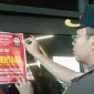 Petugas Satuan Polisi Pamong Praja (Satpol PP) Kabupaten Karawang memasang stiker pemberitahuan penutupan sementara pada lokasi Karawang Theatre Night Mart, Selasa (9/6/2026). Foto: Ist.