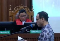 Mantan Menteri Pendidikan, Kebudayaan, Riset dan Teknologi Nadiem Makarim tampak sedang membacakan nota pembelaan atau pleidoi di Pengadilan Tipikor Jakarta, Selasa (2/6/2026). Foto: Ist.