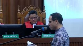 Mantan Menteri Pendidikan, Kebudayaan, Riset dan Teknologi Nadiem Makarim tampak sedang membacakan nota pembelaan atau pleidoi di Pengadilan Tipikor Jakarta, Selasa (2/6/2026). Foto: Ist.