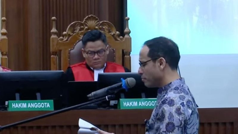 Mantan Menteri Pendidikan, Kebudayaan, Riset dan Teknologi Nadiem Makarim tampak sedang membacakan nota pembelaan atau pleidoi di Pengadilan Tipikor Jakarta, Selasa (2/6/2026). Foto: Ist.