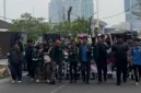 Mahasiswa yang digerakkan oleh BEM USU dan sejumlah elemen gerakan terlihat berjalan beriringan sambil membawa spanduk dan tulisan aspirasi saat menggelar aksi unjuk rasa di kawasan Gedung DPRD Sumatera Utara, Medan, Senin (15/6/2026). Foto: Ist.