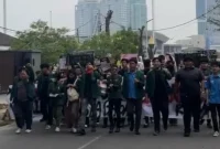 Mahasiswa yang digerakkan oleh BEM USU dan sejumlah elemen gerakan terlihat berjalan beriringan sambil membawa spanduk dan tulisan aspirasi saat menggelar aksi unjuk rasa di kawasan Gedung DPRD Sumatera Utara, Medan, Senin (15/6/2026). Foto: Ist.