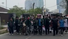 Mahasiswa yang digerakkan oleh BEM USU dan sejumlah elemen gerakan terlihat berjalan beriringan sambil membawa spanduk dan tulisan aspirasi saat menggelar aksi unjuk rasa di kawasan Gedung DPRD Sumatera Utara, Medan, Senin (15/6/2026). Foto: Ist.