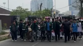 Mahasiswa yang digerakkan oleh BEM USU dan sejumlah elemen gerakan terlihat berjalan beriringan sambil membawa spanduk dan tulisan aspirasi saat menggelar aksi unjuk rasa di kawasan Gedung DPRD Sumatera Utara, Medan, Senin (15/6/2026). Foto: Ist.
