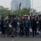 Mahasiswa yang digerakkan oleh BEM USU dan sejumlah elemen gerakan terlihat berjalan beriringan sambil membawa spanduk dan tulisan aspirasi saat menggelar aksi unjuk rasa di kawasan Gedung DPRD Sumatera Utara, Medan, Senin (15/6/2026). Foto: Ist.