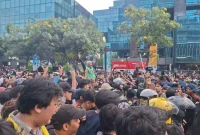Ribuan mahasiswa memadati kawasan depan Menara BCA, Jalan Sudirman, Jakarta Pusat, Jumat (12/6/2026). Foto: Ist.