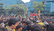 Ribuan mahasiswa memadati kawasan depan Menara BCA, Jalan Sudirman, Jakarta Pusat, Jumat (12/6/2026). Foto: Ist.