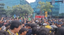 Ribuan mahasiswa memadati kawasan depan Menara BCA, Jalan Sudirman, Jakarta Pusat, Jumat (12/6/2026). Foto: Ist.