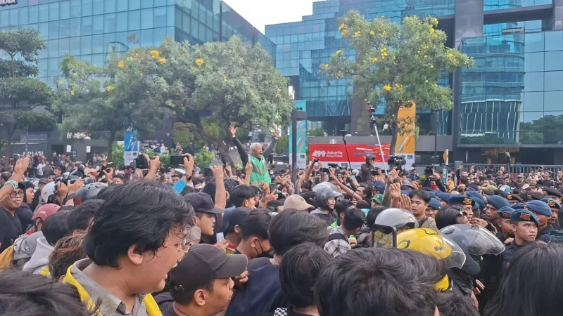 Ribuan mahasiswa memadati kawasan depan Menara BCA, Jalan Sudirman, Jakarta Pusat, Jumat (12/6/2026). Foto: Ist.