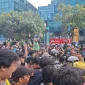 Ribuan mahasiswa memadati kawasan depan Menara BCA, Jalan Sudirman, Jakarta Pusat, Jumat (12/6/2026). Foto: Ist.
