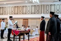 Gubernur Sumatera Utara, Bobby Nasution, saat melantik dan mengukuhkan Pengurus Lembaga Pengembangan Tilawatil Quran (LPTQ) Provinsi Sumut periode 2026–2030, Dewan Pengawas, serta Dewan Hakim MTQ ke-40 di Aula Raja Inal Siregar, Kantor Gubernur Sumut, Medan, Minggu (14/6/2026). Foto: Ist.