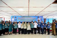 Staf Ahli I TP PKK Provinsi Sumut Titiek Sugiharti (tengah) bersama Bupati Karo Antonius Ginting, Ketua TP PKK Kabupaten Karo Roswitha Antonius Ginting, tim monitoring provinsi, dan jajaran kader PKK berfoto bersama usai melaksanakan peninjauan pelaksanaan 10 Program Pokok PKK dan Program Aku Hatinya PKK di Desa Temburun, Kecamatan Tiganderket, Kabupaten Karo, Rabu (17/6/2026). Foto: Ist.