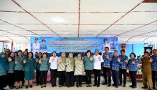Staf Ahli I TP PKK Provinsi Sumut Titiek Sugiharti (tengah) bersama Bupati Karo Antonius Ginting, Ketua TP PKK Kabupaten Karo Roswitha Antonius Ginting, tim monitoring provinsi, dan jajaran kader PKK berfoto bersama usai melaksanakan peninjauan pelaksanaan 10 Program Pokok PKK dan Program Aku Hatinya PKK di Desa Temburun, Kecamatan Tiganderket, Kabupaten Karo, Rabu (17/6/2026). Foto: Ist.