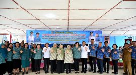 Staf Ahli I TP PKK Provinsi Sumut Titiek Sugiharti (tengah) bersama Bupati Karo Antonius Ginting, Ketua TP PKK Kabupaten Karo Roswitha Antonius Ginting, tim monitoring provinsi, dan jajaran kader PKK berfoto bersama usai melaksanakan peninjauan pelaksanaan 10 Program Pokok PKK dan Program Aku Hatinya PKK di Desa Temburun, Kecamatan Tiganderket, Kabupaten Karo, Rabu (17/6/2026). Foto: Ist.