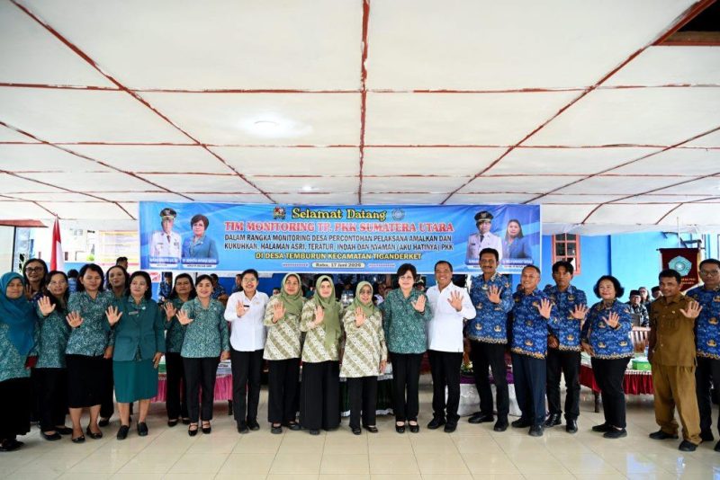 Staf Ahli I TP PKK Provinsi Sumut Titiek Sugiharti (tengah) bersama Bupati Karo Antonius Ginting, Ketua TP PKK Kabupaten Karo Roswitha Antonius Ginting, tim monitoring provinsi, dan jajaran kader PKK berfoto bersama usai melaksanakan peninjauan pelaksanaan 10 Program Pokok PKK dan Program Aku Hatinya PKK di Desa Temburun, Kecamatan Tiganderket, Kabupaten Karo, Rabu (17/6/2026). Foto: Ist.
