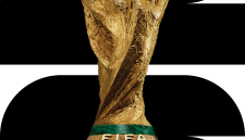 Piala Dunia FIFA, trofi paling bergengsi dalam dunia sepak bola, menjadi simbol perebutan gelar juara dunia pada edisi Piala Dunia 2026. Hingga tahap penyisihan grup selesai, sudah tercatat 19 tim yang berhasil mengamankan tiket melaju ke babak 32 besar, dengan persaingan yang semakin ketat menuju perebutan trofi ini. Foto: Ist.