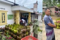 (Kiri) Kondisi stok tabung gas elpiji 3 kilogram di salah satu pangkalan penyalur di Kabupaten Labuhanbatu Utara, Kamis (4/6/2026). (Kanan) Kabag Ekonomi saat sidak ke Pangkalan yang menjual diatas harga HET. Foto: GS