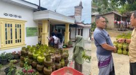 (Kiri) Kondisi stok tabung gas elpiji 3 kilogram di salah satu pangkalan penyalur di Kabupaten Labuhanbatu Utara, Kamis (4/6/2026). (Kanan) Kabag Ekonomi saat sidak ke Pangkalan yang menjual diatas harga HET. Foto: GS