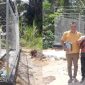 Petugas Satpol PP dan DPMPTSP Kabupaten Labuhanbatu Utara melakukan penyegelan menara telekomunikasi milik PT Protelindo di Desa Pulo Dogom, Kecamatan Kualuh Hulu, Jumat (5/6/2026). Foto: GS