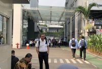 Suasana di lingkungan kantor Badan Gizi Nasional, Jakarta Pusat, Rabu (3/6/2026), saat tim penyidik Kejaksaan Agung melakukan penggeledahan. Sejumlah petugas terlihat berada di lokasi, sementara karyawan belum diizinkan masuk ke ruang kerja masing-masing. Langkah hukum ini dilakukan sehari setelah Presiden Prabowo Subianto resmi mencopot pimpinan lembaga tersebut. Foto: Ist.