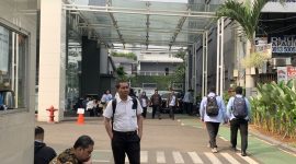 Suasana di lingkungan kantor Badan Gizi Nasional, Jakarta Pusat, Rabu (3/6/2026), saat tim penyidik Kejaksaan Agung melakukan penggeledahan. Sejumlah petugas terlihat berada di lokasi, sementara karyawan belum diizinkan masuk ke ruang kerja masing-masing. Langkah hukum ini dilakukan sehari setelah Presiden Prabowo Subianto resmi mencopot pimpinan lembaga tersebut. Foto: Ist.