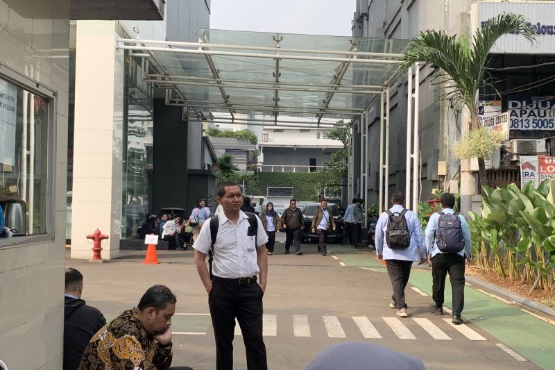 Suasana di lingkungan kantor Badan Gizi Nasional, Jakarta Pusat, Rabu (3/6/2026), saat tim penyidik Kejaksaan Agung melakukan penggeledahan. Sejumlah petugas terlihat berada di lokasi, sementara karyawan belum diizinkan masuk ke ruang kerja masing-masing. Langkah hukum ini dilakukan sehari setelah Presiden Prabowo Subianto resmi mencopot pimpinan lembaga tersebut. Foto: Ist.