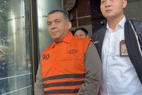 Wakil Menteri Imigrasi dan Pemasyarakatan, Silmy Karim, tampak mengenakan rompi tahanan berwarna oranye khas KPK setelah ditahan di Gedung Merah Putih, Jakarta Selatan, Kamis (4/6/2026). Foto: Ist.