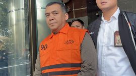Wakil Menteri Imigrasi dan Pemasyarakatan, Silmy Karim, tampak mengenakan rompi tahanan berwarna oranye khas KPK setelah ditahan di Gedung Merah Putih, Jakarta Selatan, Kamis (4/6/2026). Foto: Ist.