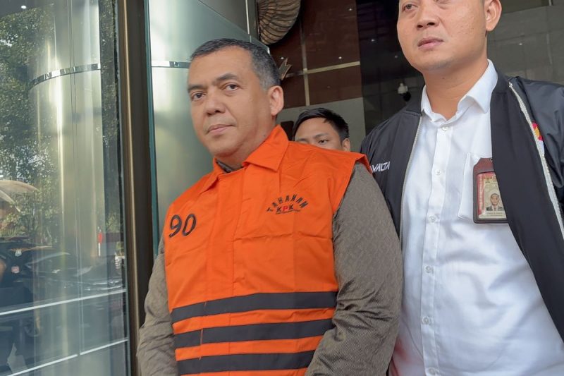 Wakil Menteri Imigrasi dan Pemasyarakatan, Silmy Karim, tampak mengenakan rompi tahanan berwarna oranye khas KPK setelah ditahan di Gedung Merah Putih, Jakarta Selatan, Kamis (4/6/2026). Foto: Ist.