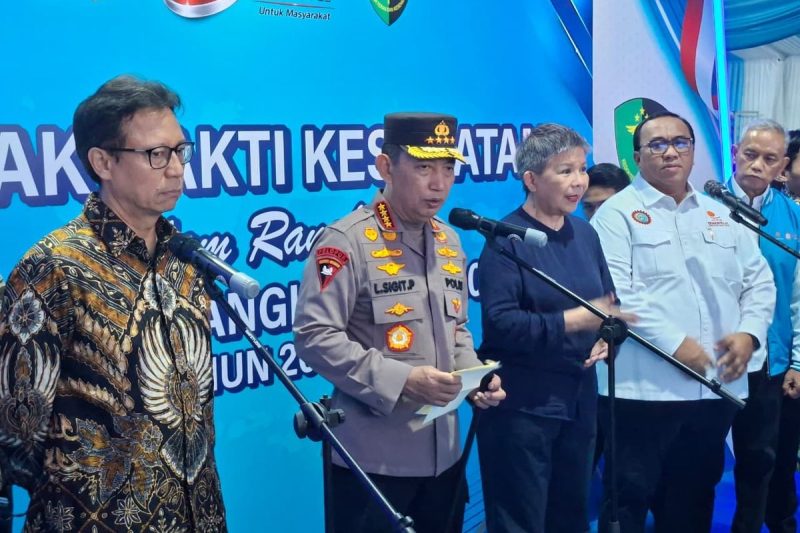 Kapolri Jenderal Listyo Sigit Prabowo memberikan keterangan pers terkait kasus dugaan penyebaran informasi mengenai ijazah Presiden ke-7 Joko Widodo, di Jakarta pada Selasa (23/6/2026). Dalam pernyataannya, ia menegaskan bahwa kewenangan atas status penahanan tersangka Roy Suryo dan Tifauzia Tyassuma telah sepenuhnya beralih ke Kejaksaan Negeri Jakarta Selatan setelah berkas perkara tahap dua diserahkan secara resmi oleh pihak kepolisian. Foto: Ist.