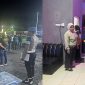 (Kiri) Personel gabungan Polres Labuhanbatu dan BNNK Labura berkumpul sebelum berangkat melaksanakan razia di sejumlah tempat hiburan malam di Jalan H. Adam Malik, Kecamatan Rantau Selatan, Senin (1/6/2026) malam. (Kanan) Tim gabungan melakukan pemeriksaan mendalam di dalam salah satu lokasi hiburan, guna memastikan tidak ada peredaran maupun penggunaan narkoba, sekaligus menegakkan aturan dalam rangka Operasi Antik Toba 2026. Foto: GS