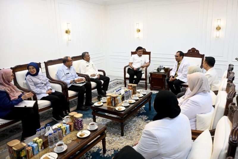 Gubernur Sumatera Utara Muhammad Bobby Afif Nasution (tengah) saat menerima audiensi jajaran Pengurus Ikatan Dokter Anak Indonesia (IDAI) Cabang Sumut di ruang kerjanya, Selasa (2/6/2026). Foto: Ist.