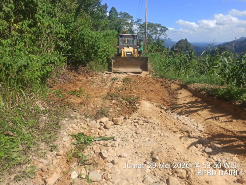 ​Akses Jalan Desa Alur Subur Kembali Normal Berkat Respons Cepat BPBD Dairi. (Foto:Ist) 
