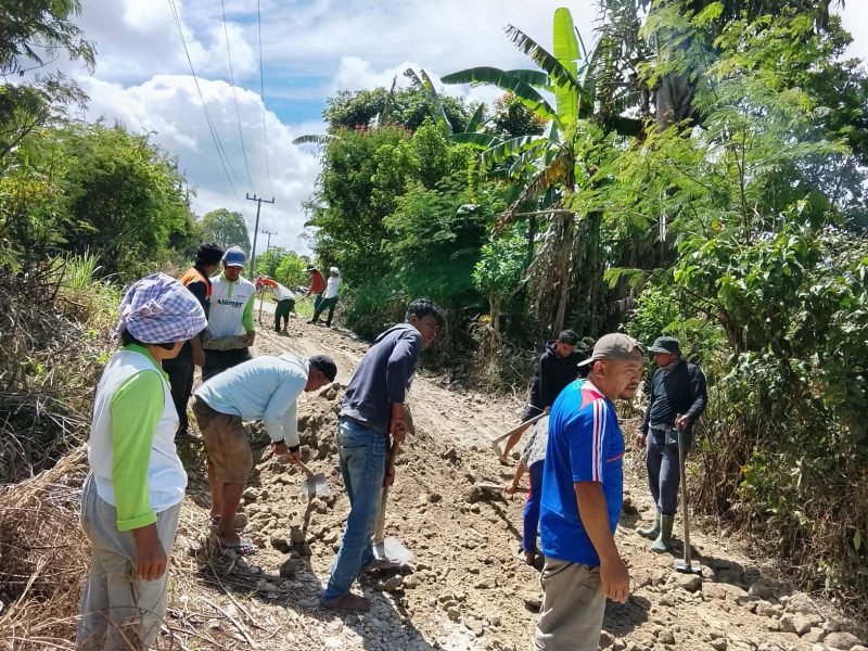 ​Gerak Cepat, Camat Sumbul Pimpin Gotong Royong Perbaiki Infrastruktur Desa Pegagan Julu V. (Foto:Ist) 