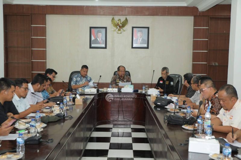 Bupati Asahan Pimpin Rapat Evaluasi dan Pengendalian Harga TBS Kelapa Sawit. (Foto:Ist) 
 