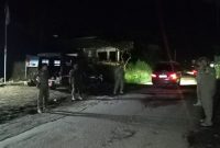 Petugas gabungan Satpol PP Provinsi Sumut dan Kabupaten Karo melaksanakan penjagaan di salah satu pos akses menuju kawasan pemandian air panas Sidebuk-Debuk. Penertiban ini dilakukan untuk memberantas praktik pungutan liar yang meresahkan wisatawan, sesuai arahan Gubernur Sumut Bobby Nasution. Foto: Ist.