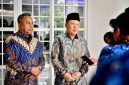 Ketua Tim Seleksi Komisioner Komisi Informasi (KI) Sumut 2026–2030, Hatta Ridho (kanan), didampingi anggota Timsel, Muhamad Suib (kiri), memberikan keterangan pers terkait proses seleksi yang telah memasuki tahap wawancara di Kantor Dinas Komunikasi dan Informatika Sumut, Medan, Rabu (17/6/2026). Foto: Ist.