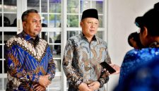 Ketua Tim Seleksi Komisioner Komisi Informasi (KI) Sumut 2026–2030, Hatta Ridho (kanan), didampingi anggota Timsel, Muhamad Suib (kiri), memberikan keterangan pers terkait proses seleksi yang telah memasuki tahap wawancara di Kantor Dinas Komunikasi dan Informatika Sumut, Medan, Rabu (17/6/2026). Foto: Ist.