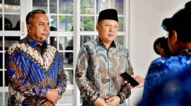 Ketua Tim Seleksi Komisioner Komisi Informasi (KI) Sumut 2026–2030, Hatta Ridho (kanan), didampingi anggota Timsel, Muhamad Suib (kiri), memberikan keterangan pers terkait proses seleksi yang telah memasuki tahap wawancara di Kantor Dinas Komunikasi dan Informatika Sumut, Medan, Rabu (17/6/2026). Foto: Ist.