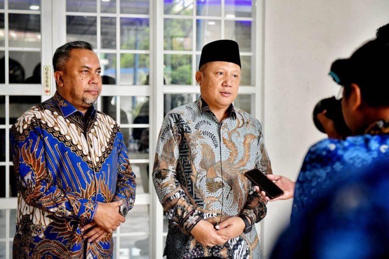 Ketua Tim Seleksi Komisioner Komisi Informasi (KI) Sumut 2026–2030, Hatta Ridho (kanan), didampingi anggota Timsel, Muhamad Suib (kiri), memberikan keterangan pers terkait proses seleksi yang telah memasuki tahap wawancara di Kantor Dinas Komunikasi dan Informatika Sumut, Medan, Rabu (17/6/2026). Foto: Ist.