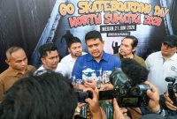 Gubernur Sumatera Utara Muhammad Bobby Afif Nasution memberikan keterangan kepada awak media di sela-sela peringatan Go Skateboarding Day North Sumatera 2026 yang digelar di Lapangan Merdeka Medan, Minggu (21/6/2026). Foto: Ist.