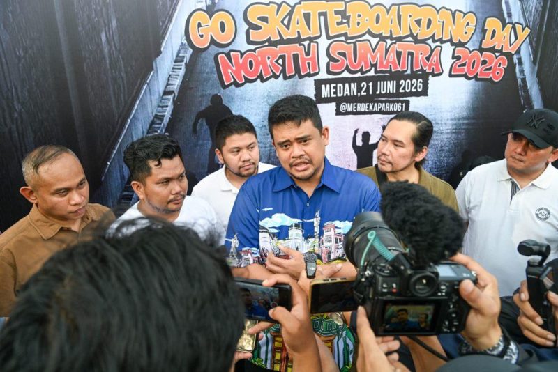 Gubernur Sumatera Utara Muhammad Bobby Afif Nasution memberikan keterangan kepada awak media di sela-sela peringatan Go Skateboarding Day North Sumatera 2026 yang digelar di Lapangan Merdeka Medan, Minggu (21/6/2026). Foto: Ist.