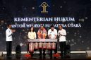 Gubernur Sumatera Utara Muhammad Bobby Afif Nasution (kedua kanan) bersama Menteri Hukum Supratman Andi Agtas (tengah) menabuh gendang tradisional sebagai tanda peresmian 6.110 Pos Bantuan Hukum (Posbankum) yang tersebar di seluruh desa dan kelurahan se-Sumut, di Aula Raja Inal Siregar, Rabu (10/6/2026). Foto: Ist.