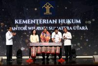 Gubernur Sumatera Utara Muhammad Bobby Afif Nasution (kedua kanan) bersama Menteri Hukum Supratman Andi Agtas (tengah) menabuh gendang tradisional sebagai tanda peresmian 6.110 Pos Bantuan Hukum (Posbankum) yang tersebar di seluruh desa dan kelurahan se-Sumut, di Aula Raja Inal Siregar, Rabu (10/6/2026). Foto: Ist.