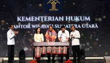 Gubernur Sumatera Utara Muhammad Bobby Afif Nasution (kedua kanan) bersama Menteri Hukum Supratman Andi Agtas (tengah) menabuh gendang tradisional sebagai tanda peresmian 6.110 Pos Bantuan Hukum (Posbankum) yang tersebar di seluruh desa dan kelurahan se-Sumut, di Aula Raja Inal Siregar, Rabu (10/6/2026). Foto: Ist.