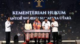 Gubernur Sumatera Utara Muhammad Bobby Afif Nasution (kedua kanan) bersama Menteri Hukum Supratman Andi Agtas (tengah) menabuh gendang tradisional sebagai tanda peresmian 6.110 Pos Bantuan Hukum (Posbankum) yang tersebar di seluruh desa dan kelurahan se-Sumut, di Aula Raja Inal Siregar, Rabu (10/6/2026). Foto: Ist.