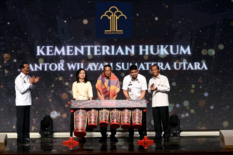 Gubernur Sumatera Utara Muhammad Bobby Afif Nasution (kedua kanan) bersama Menteri Hukum Supratman Andi Agtas (tengah) menabuh gendang tradisional sebagai tanda peresmian 6.110 Pos Bantuan Hukum (Posbankum) yang tersebar di seluruh desa dan kelurahan se-Sumut, di Aula Raja Inal Siregar, Rabu (10/6/2026). Foto: Ist.