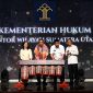Gubernur Sumatera Utara Muhammad Bobby Afif Nasution (kedua kanan) bersama Menteri Hukum Supratman Andi Agtas (tengah) menabuh gendang tradisional sebagai tanda peresmian 6.110 Pos Bantuan Hukum (Posbankum) yang tersebar di seluruh desa dan kelurahan se-Sumut, di Aula Raja Inal Siregar, Rabu (10/6/2026). Foto: Ist.
