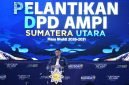 Gubernur Sumatera Utara Muhammad Bobby Afif Nasution menyampaikan sambutan sekaligus mengajak pengurus baru dan seluruh kader untuk memperkuat kolaborasi antarorganisasi kepemudaan dalam menghadapi tantangan sosial dan kemajuan teknologi, pada acara Pelantikan Dewan Pimpinan Daerah (DPD) Angkatan Muda Pembaharuan Indonesia (AMPI) Sumut masa bakti 2026–2031 yang berlangsung di Regale International Convention Centre, Medan, Minggu (21/6/2026). Foto: Ist.